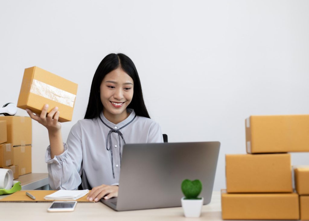 người phụ nữ cầm gói hàng