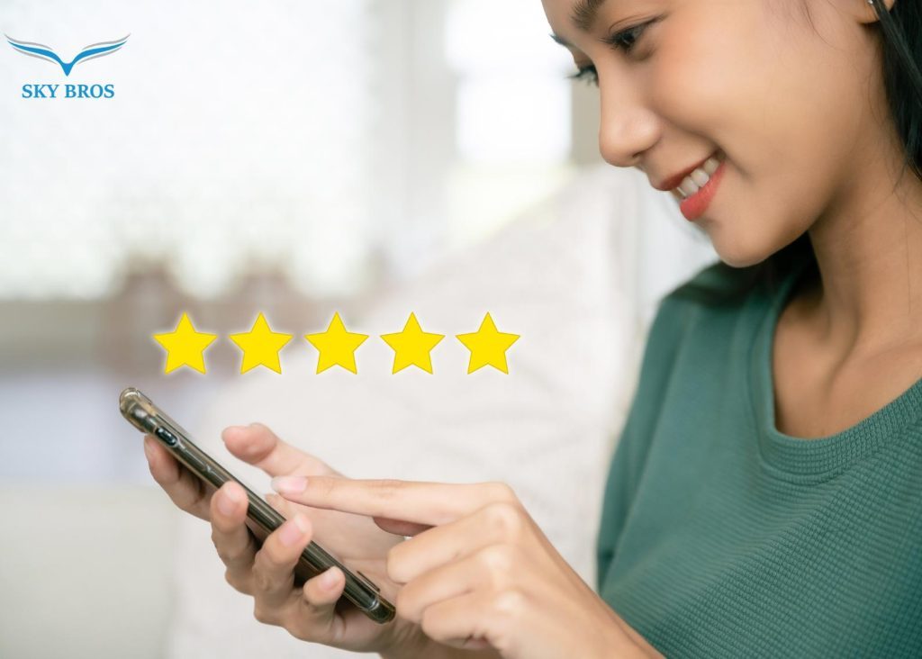 người phụ nữ thực hiện đánh giá 