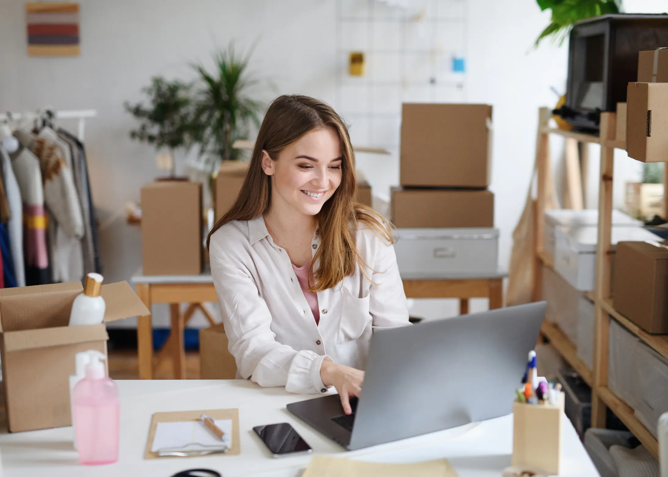 người phụ nữ làm việc với laptop